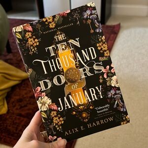 Paperback The Ten Thousand Doors of January by Alice E. Harrow